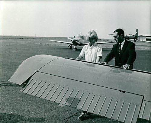 Vintage fotó Mireille Darc egy ember, nézi airplane39;s szárnyat.