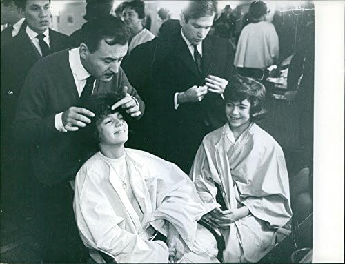 Vintage fotó, Férfi fodrász csinálja hairdessing munka Hercegnő Yasmin Aga Khan pedig a hölgy egy szépségszalonban.1961.