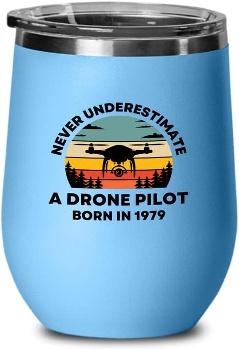 Pilóta Kék Pohár Bor 12oz - pilóta-ben született 1979 - Drón Pilóták Repülési RC Quadcopter Üzemeltető Légitársaság Fordult